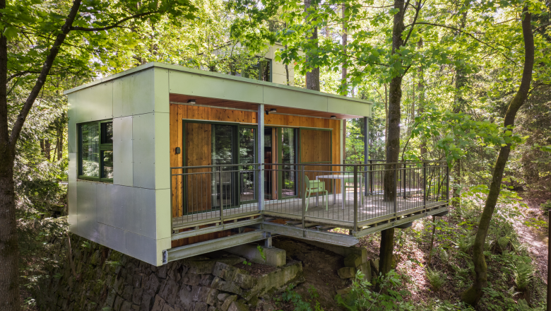 House on the foundation, © Robert Tober Modern tree house with terrace in the forest.