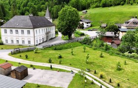 Paul Wieland Park, © Rupert Weidhofer Landscape with historic building, green meadows and trees.