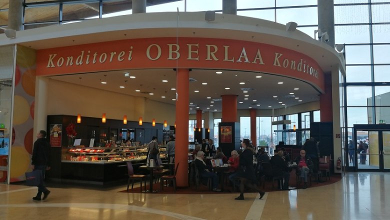 Oberlaa pastry shop, © Roman Zöchlinger Interior view of Konditorei Oberlaa with guests and counter.
