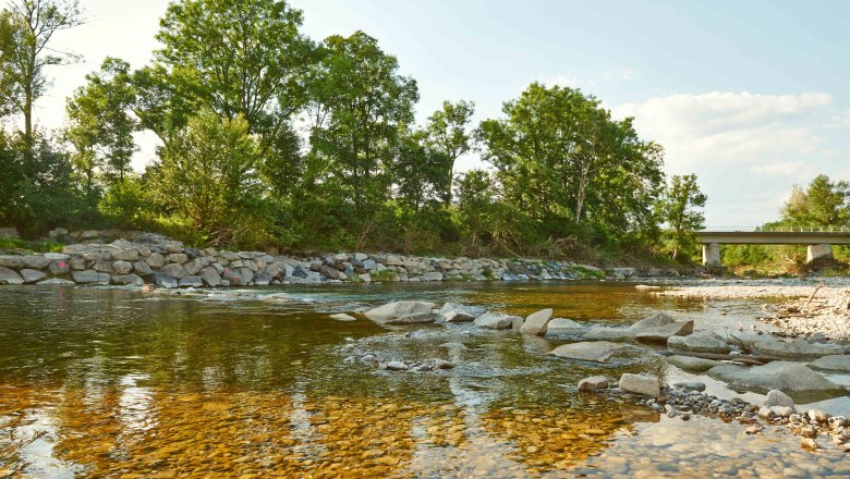 Nature in Erlauf, © Klaus Engelmayer River with clear water, surrounded by trees and a bridge in the background.
