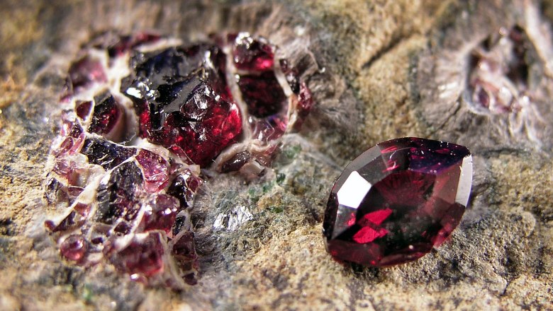 Pyrope in the Mineral Center, © Gerald Knobloch Pyrope in the Mineral Center, © Gerald Knobloch