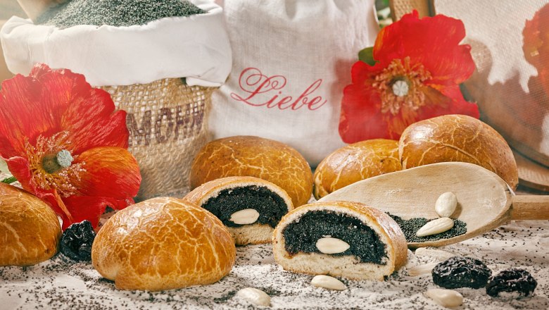 Kurkonditorei-Cafe-Restaurant Ehrenberger, © Kurkonditorei-Cafe-Restaurant Ehrenberger Poppy seed roll decorated with almonds, poppy seeds and red flowers.