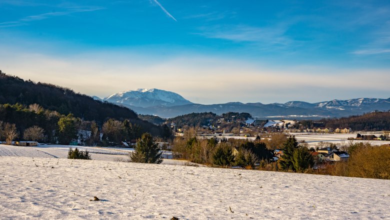 Winter landscape around the Glass Way of the Cross in Bad Erlach, © Wiener Alpen, Flotoanker - Luckerbauer Winter landscape with snow-covered fields and Schneeberg, in the background in Bad Erlach.