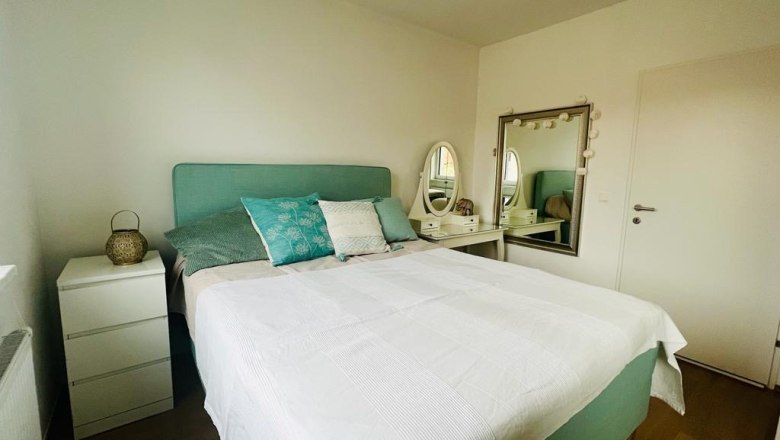 Bedroom Living Café Mrs. Tinz, © Martina Lechner Bedroom with double bed, bedside table and dressing table with mirror.