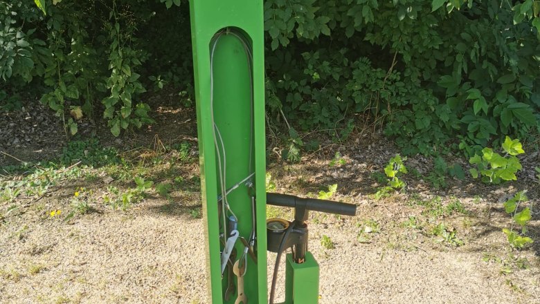Bike service station DIE GARTEN TULLN, © DIE GARTEN TULLN Green bike service station with outdoor tools.