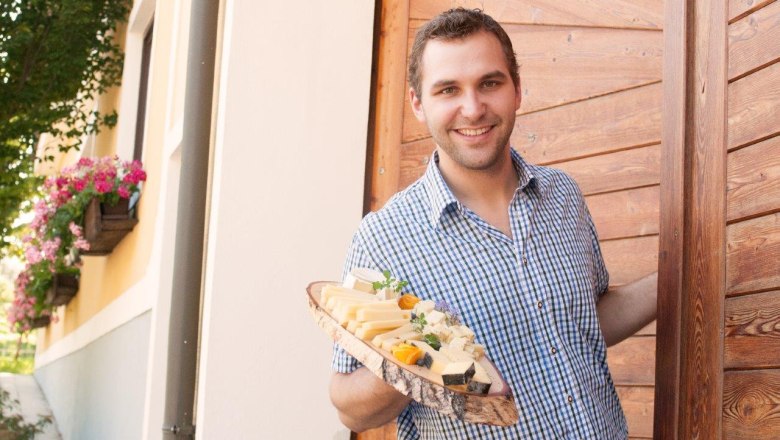 Johannes Bertl with a regional cheese platter, © Wilhelmsburger Hoflieferanten Johannes Bertl with a regional cheese platter, © Wilhelmsburger Hoflieferanten