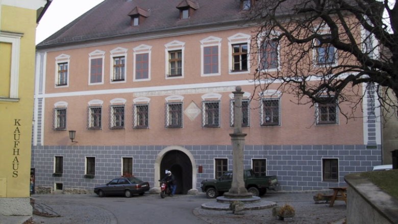 Rossatz Castle, © Robert Schütz Rossatz Castle with paved forecourt and a tree in the foreground.
