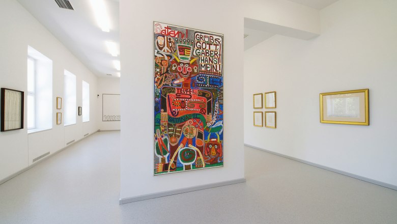 museum gugging, © Privatstiftung der Künstler Gugging Interior view of a museum with modern art on the walls.