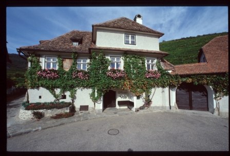 Hirtzberger Winery, © Weingut Hirtzberger Franz Traditional building decorated with vines and flowers.