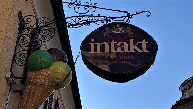 Cafe Intakt in Pöchlarn, © Donau NÖ Tourismus GmbH Sign of the Intakt café with ice cream cone decoration on a house wall.