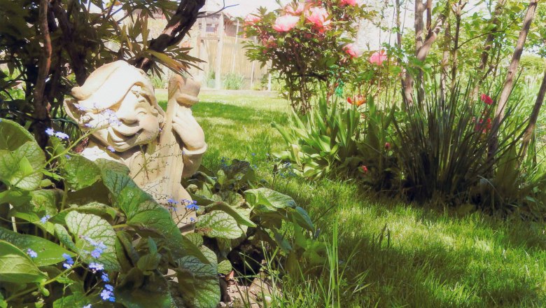 Show garden Kreiner family, © Friedrich Kreiner Garden with garden gnome and flowering plants.