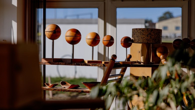 Showroom, © Waldviertel Tourismus, Matthias Streibel Wooden works of art in a sunny room with windows.