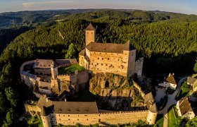 Rappottenstein Castle, © Niederösterreich Werbung, Christian Majcen Aerial view of Rappottenstein Castle surrounded by forest.