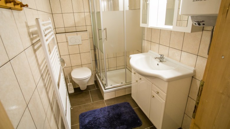 Vacation home "Romantic" bathroom, © Familie Morgenbesser Bathroom with shower, washbasin, WC and towel radiator.