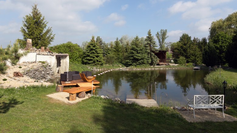 Pond system, © Leopold Pluschkowitz An idyllic garden pond with seating and surrounding vegetation.
