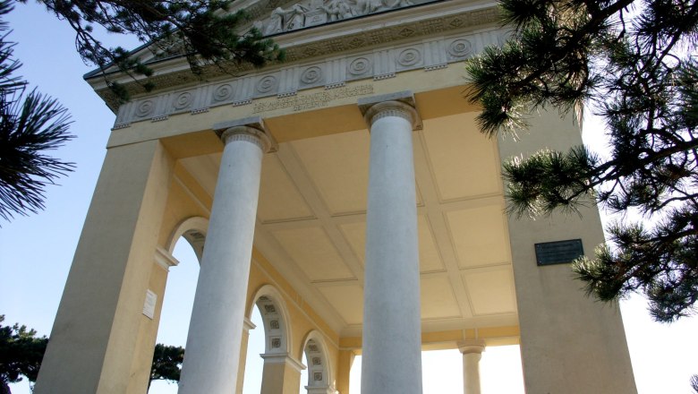 Hussar Temple, © Husarentempel The Hussar Temple with columns and reliefs, surrounded by trees.