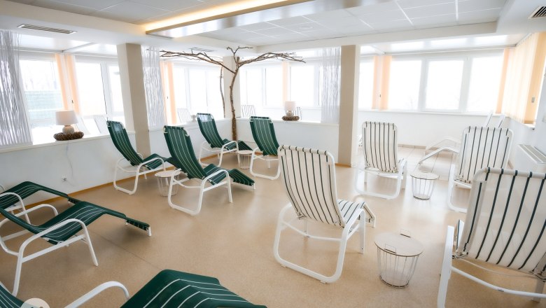 Rest area, © TheVerve-Agentur (theverve.at) A bright relaxation area with several green deckchairs and small tables.