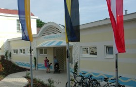 Swimming pool entrance, © Marktgemeinde Gablitz Entrance to a swimming pool with flags and bicycles in front of it.