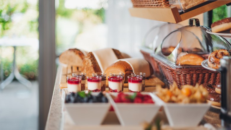 Breakfast buffet at HEINhotel vienna airport, © HEINhotel vienna airport Bread, fruit, yogurt - breakfast buffet at HEINhotel vienna airport