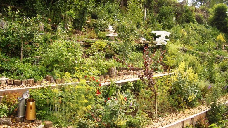 Roomantic Apartments, © Roomantic Apartments Terraced garden with lush vegetation and decorative elements.