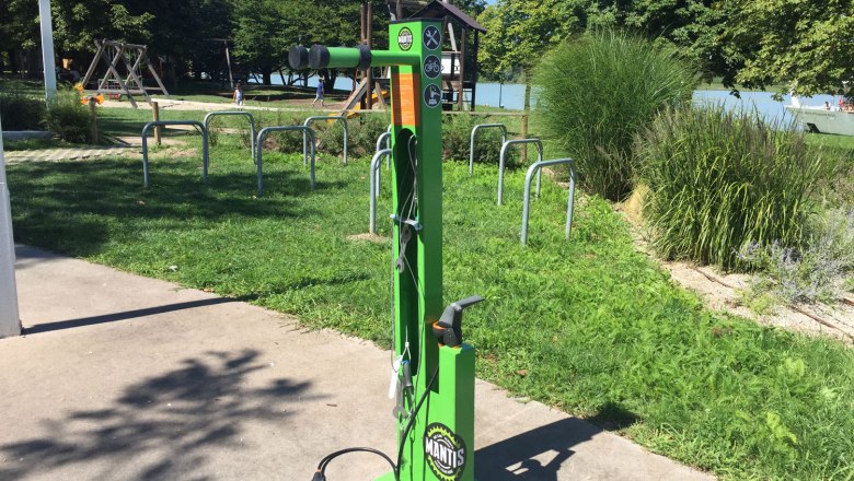 Rad Service Station Tulln, Seerosenbrücke, © Hölterer, Donau NÖ Tourismus Bicycle repair pillar is located on the Donaulände - you can see an air pump, pliers and wrench