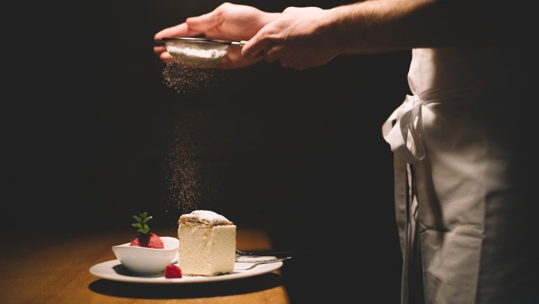 When cream slice meets raspberry sorbet... mmmh...., © Niederösterreich Werbung/Mara Hohla A plate with cream slice and raspberry sorbet, sprinkled with powdered sugar.