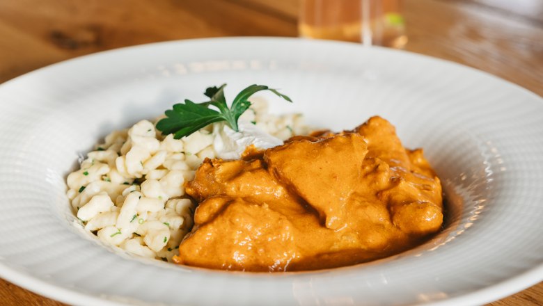 Restaurant Kräutergarten, Schloss Hof, © SKB Chicken with paprika and dumplings at Restaurant Kräutergarten