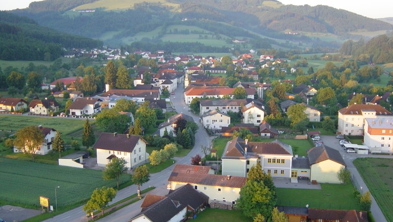 Wang, © Gemeinde Wang Aerial view of a village with houses, streets and surrounding hills in the background.