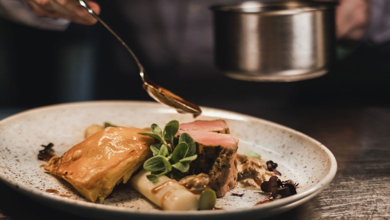 Veal medallions from Krems Valley ("Kremstal" in German) milk-fed veal, © Niederösterreich Werbung/David Schreiber A plate of veal medallions, asparagus and puff pastry, garnished with sauce and herbs.