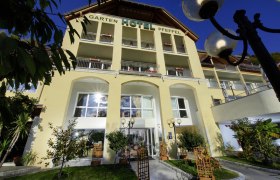 Exterior view of Gartenhotel Pfeffel, © Alexander Pfeffel Exterior view of the Gartenhotel Pfeffel with yellow façade and balconies.