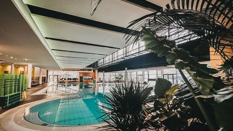 Therme Linsberg Asia indoor area, © Linbsberg Asia Indoor area of Therme Linsberg Asia with pool and plants.