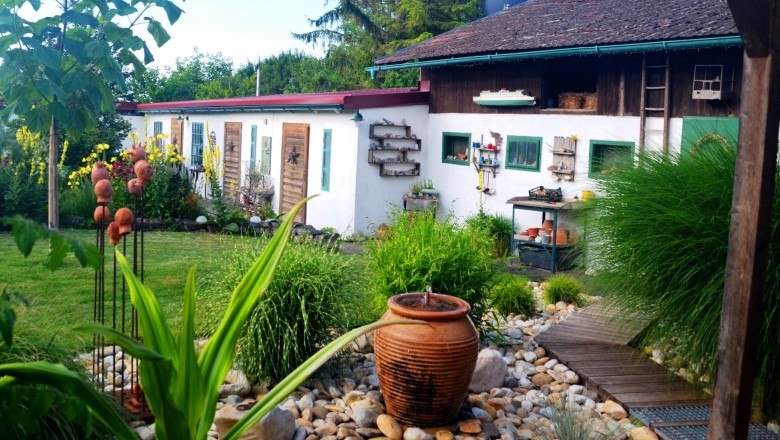 keramikwerkstatt_klein_farbe_c_family-mahr, © Familie Mahr An idyllic garden with ceramic decorations and a white building in the background.