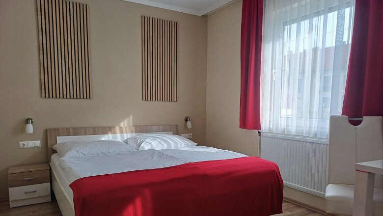 Double room Hotel-Restaurant Stöckl, © Donau Niederösterreich, Margit Neubauer Double room with double bed in the Hotel-Restaurant Stöckl
