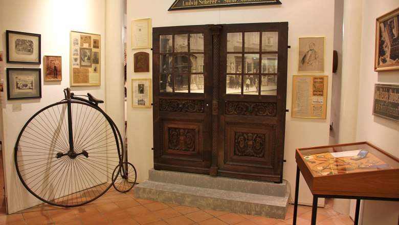 Belvedereschlössl/District Museum Stockerau, © Stadtgemeinde Stockerau Interior view of the Stockerau District Museum with penny-farthing and historical exhibits.