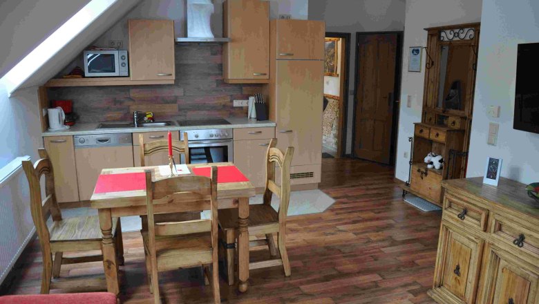 Vacation apartment on the farm Karl and Elke Stoier, © Elke Stoier Cozy vacation apartment kitchen with wooden furniture and dining table.