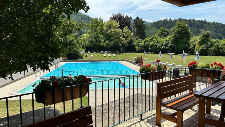 Outdoor pool_Aggsbach village, © Wachau Inside Swimming pool with water and meadow around it