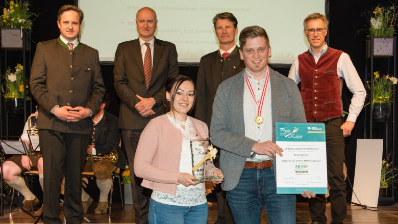 Pasta Kaiser 2022 award ceremony, © Roschmann Group of people at an award ceremony, two people holding a trophy and a certificate.