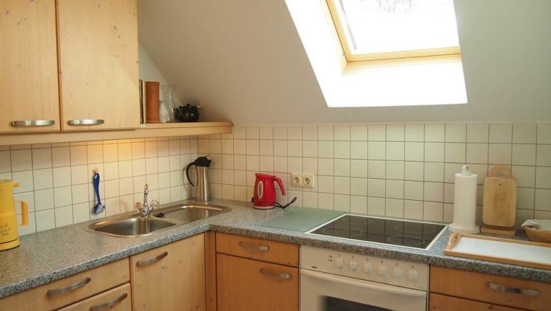 Kitchen in the vacation apartment, © Weingut Pomaßl Kitchenette with sink, stove and skylight in the vacation home