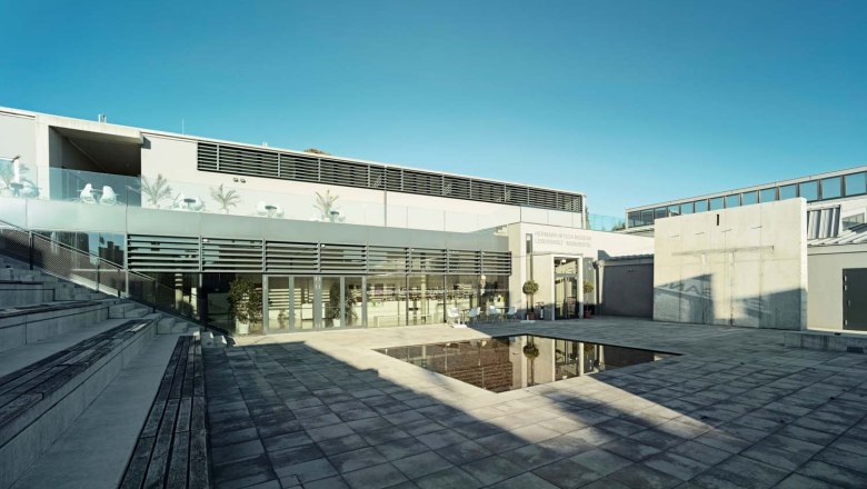 MAMUZ Museum Mistelbach, © Stadtgemeinde Mistelbach/Mag. Mark Schönmann Exterior view of the MAMUZ Museum Mistelbach with modern design and glass façade.