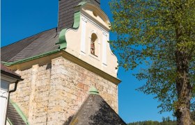 Parish church Thernberg, © Walter Strobl, www.audivision.at Thernberg parish church with tower and tree in the foreground.