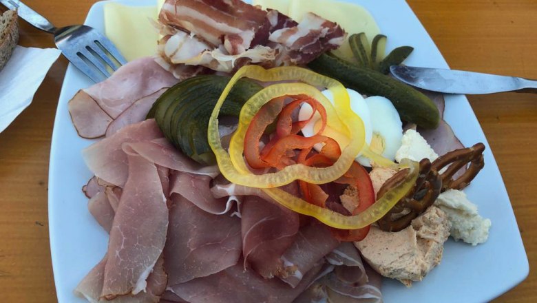 Heurigen platter, Hauer winery and Buschenschank (typical tavern), Höflein, © Donau Niederösterreich Heurigen platter, Hauer winery and Buschenschank (typical tavern), Höflein, © Donau Niederösterreich