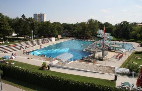 Schwechat outdoor pool, © Stadtgemeinde Schwechat Outdoor pool with swimming pool, water slide and sunbathing lawn.