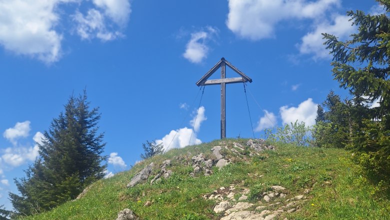 Obersberg summit cross, © Stefanie Gaulhofer Summit cross on a hill with blue sky and clouds.