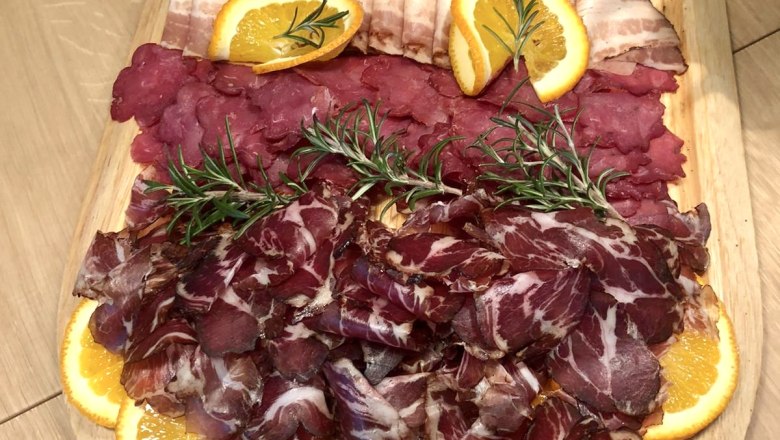 Culinary delights in the wine tavern, © Heuriger Dreimäderlshaus_2022 Culinary delights in the wine tavern, © Heuriger Dreimäderlshaus_2022