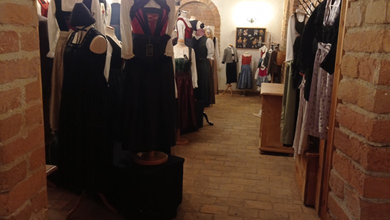 Traditional costume in the museum with Martina Haselwanter, © Martina Haselwanter Traditional costume in the museum with Martina Haselwanter, © Martina Haselwanter