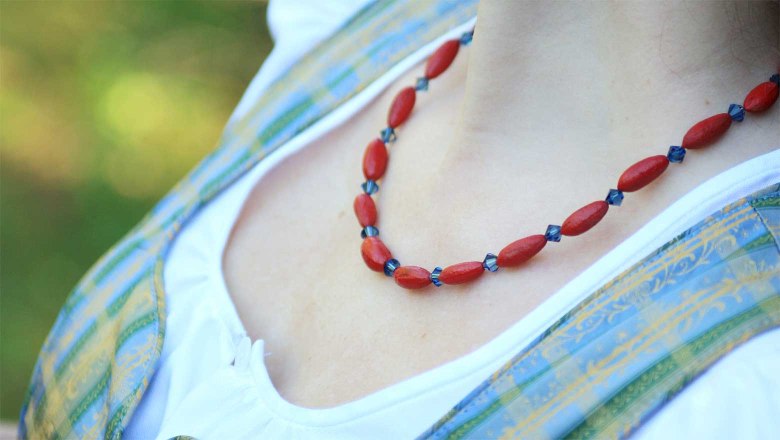 Matching the dirndl: a necklace made from dirndl seeds, © weinfranz.at Matching the dirndl: a necklace made from dirndl seeds, © weinfranz.at