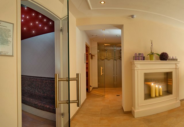 Wellness area, © Residenz Wachau An elegant wellness area with fireplace, candles and sauna.