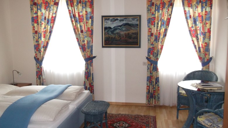 Guest room, © Gästehaus am Steindl double bed room with blue furniture