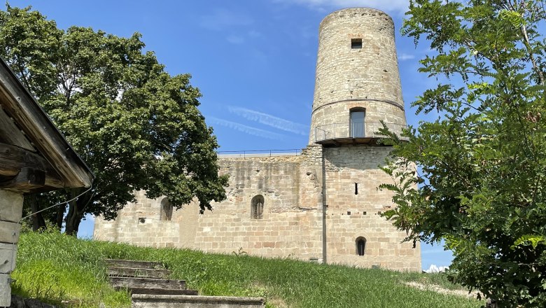 Markgrafneusiedl ruins, © Gemeinde Markgrafneusiedl Markgrafneusiedl ruins with tower and trees in the foreground.