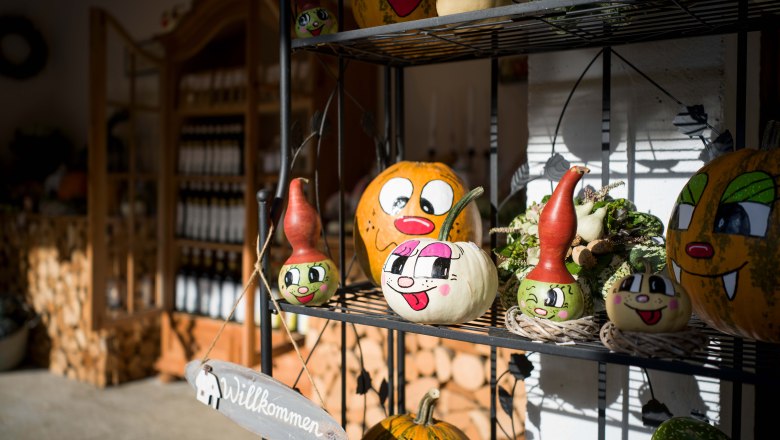 Decorated pumpkins Kürbiserlebnishof Heisler, © Robert Herbst Painted pumpkins on a shelf